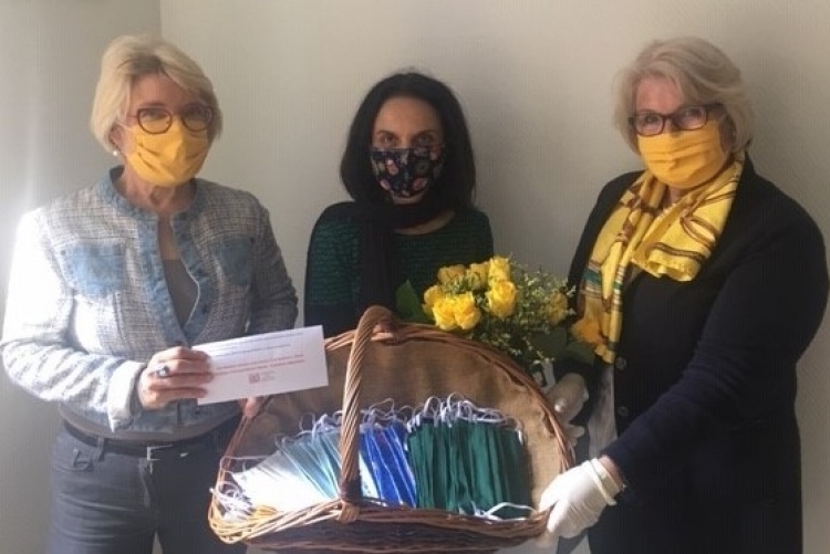 Dr. Karoline Friemann und Dr. Birgit Oschmann vom ZC Bochum übergeben die Masken an Frau Sasse vom Frauenhaus
